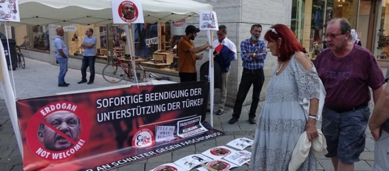 Κούρδοι διαδηλώνουν στην Γερμανία κατά του Ερντογάν: «Είσαι ανεπιθύμητος – Να καταστραφείς»